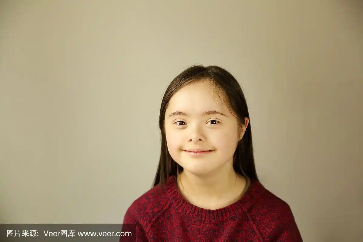棕色背景的唐氏综合症女孩