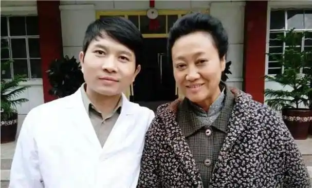 车晓的父亲竟是《亮剑》里的他,父女俩五官超像,难怪越看越眼熟|演员