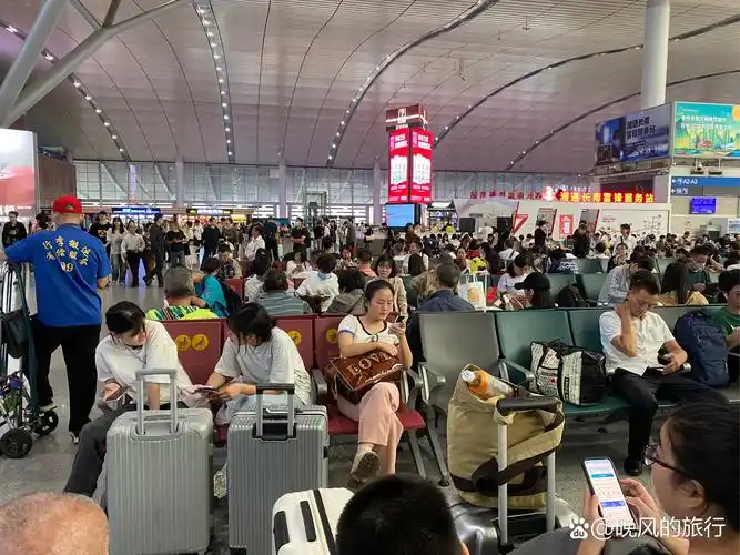长沙火车南站候车大厅人头攒动,这个中秋国庆长假回家团聚的人可真不