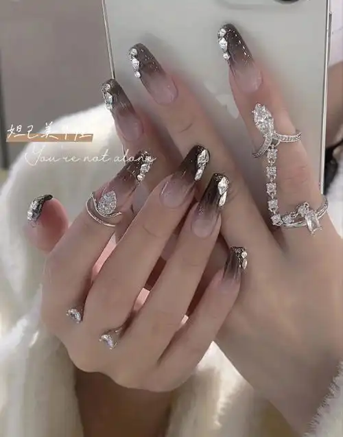 透黑色钻钻美甲