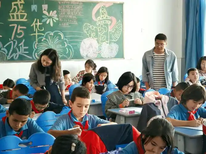 教师业务素质和教育创新能力,分学段,分学校,分学科赴柯坪县第二中学