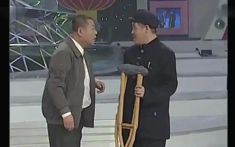 经典小品《卖拐》论忽悠我只服赵本山, 范伟的腿都被本山大叔给忽悠瘸