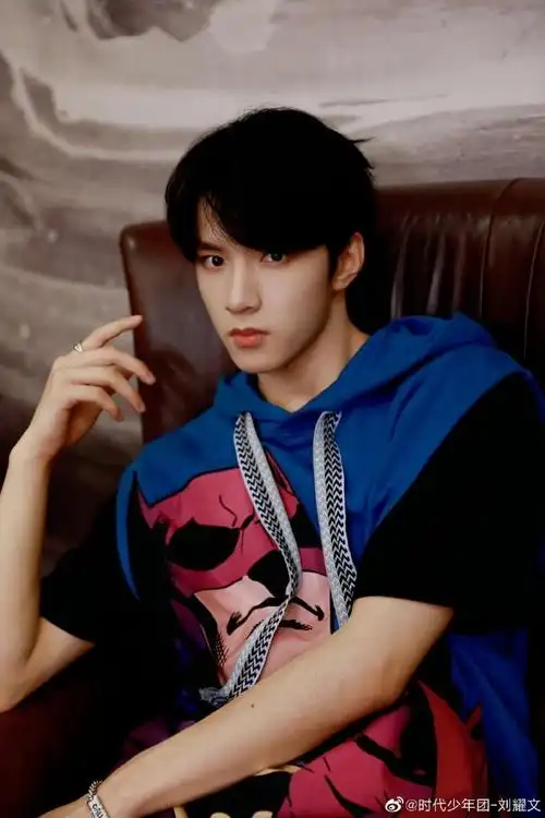 夜晚两宫格#刘耀文更新照片啦晚上好哇,文文,眼神好有气势诶,有被帅到