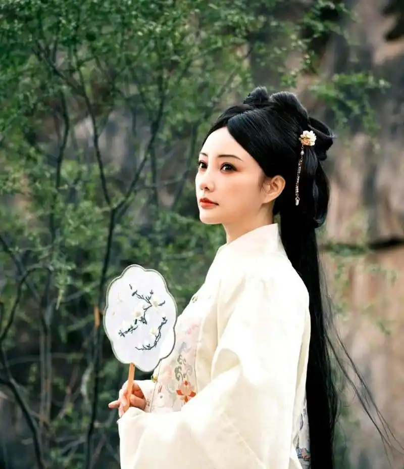 李小璐即使穿着古装,仍然保持着人间气息,她的气质在娱乐圈中独树一帜