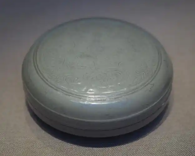 五代十国越窑青釉花卉纹瓷粉盒杭州博物馆藏