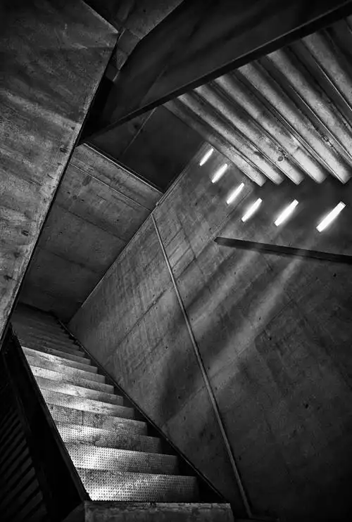 图在交错的空间中,整个建筑本身变得更抽象,摄影而线条成为了画面的