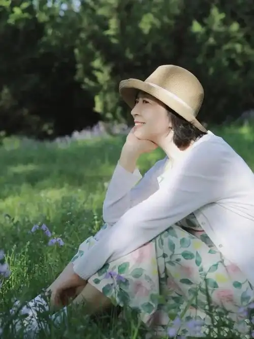 拍照无需再为姿势发愁这些简约优雅的姿势拍出中年女性的气质