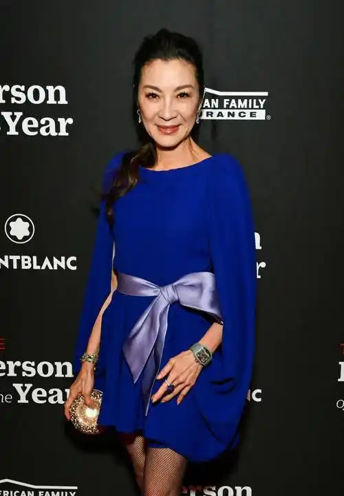 杨紫琼虽然已经60岁,满脸皱纹,但身材苗条,身高165公分,穿衣搭配还是