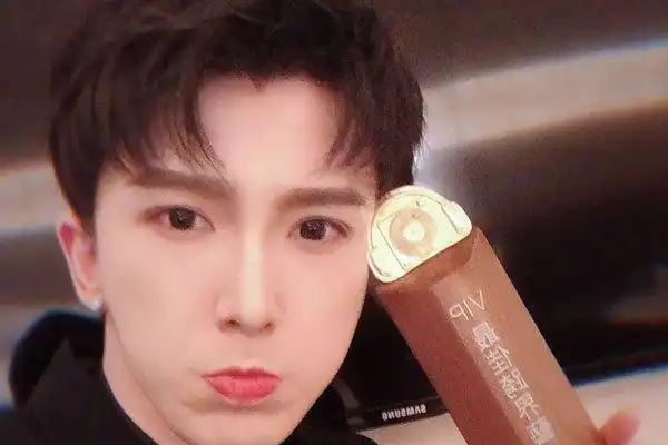 王传捷和彭十六本来不是在一起,在王传捷的身边是