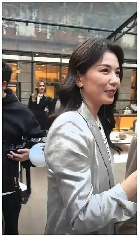 然而,也有人认为,像刘涛这样的高颧骨长相,年轻时可能会显得成熟,但