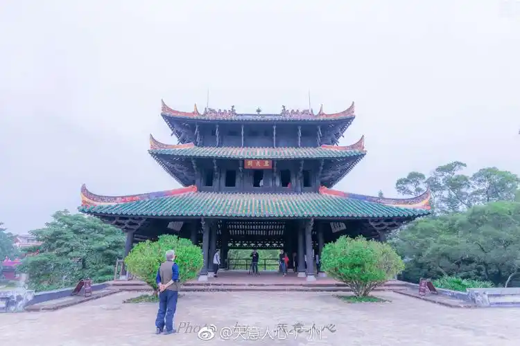 真武阁,座落在玉林市容县城东绣江北岸的一座石台上