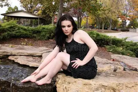 白种女人脚20岁的白种人黑发女人,脚在外面的水里照片