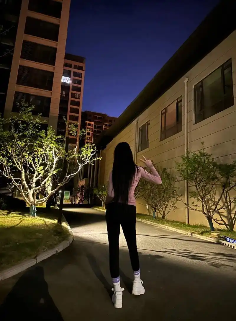 夜跑.和嫂子夜跑的第一天#路灯下的我 #背影 #夜跑 #夜跑 - 抖音