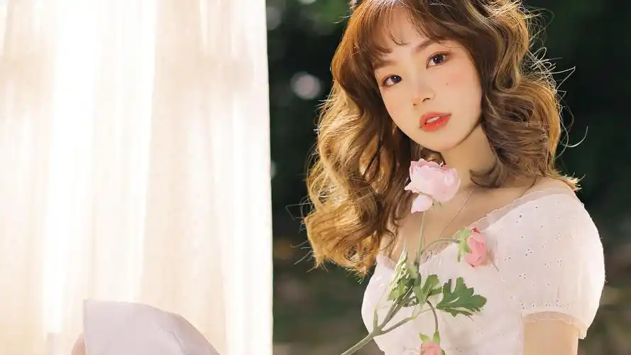 优雅知性魅力的小姐姐