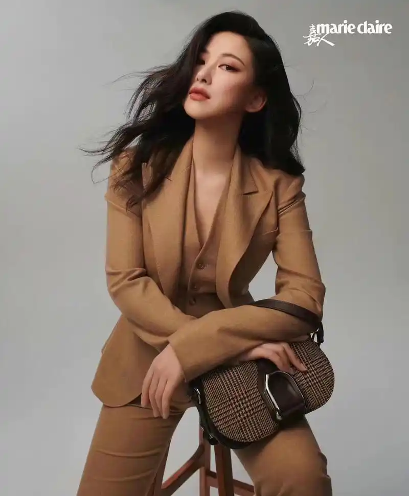 朱珠霸气杀回时尚圈,连登顶奢杂志风格大变,尝试中性风太帅气