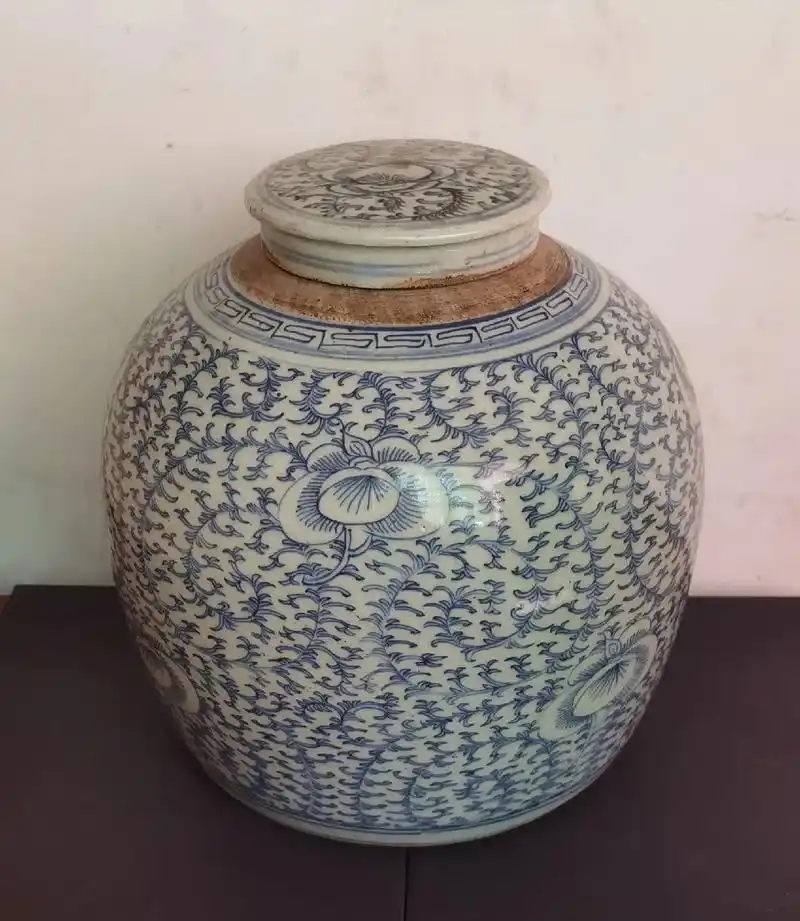 清朝瓷器#青花缠枝莲纹饰大号罐子,比较少见. #缠枝莲纹饰 - 抖音