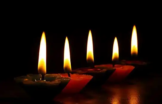 燃烧的蜡烛烛光燃烧的蜡烛燃烧的蜡烛祭拜的烛火悼念逝者的烛灯烛火