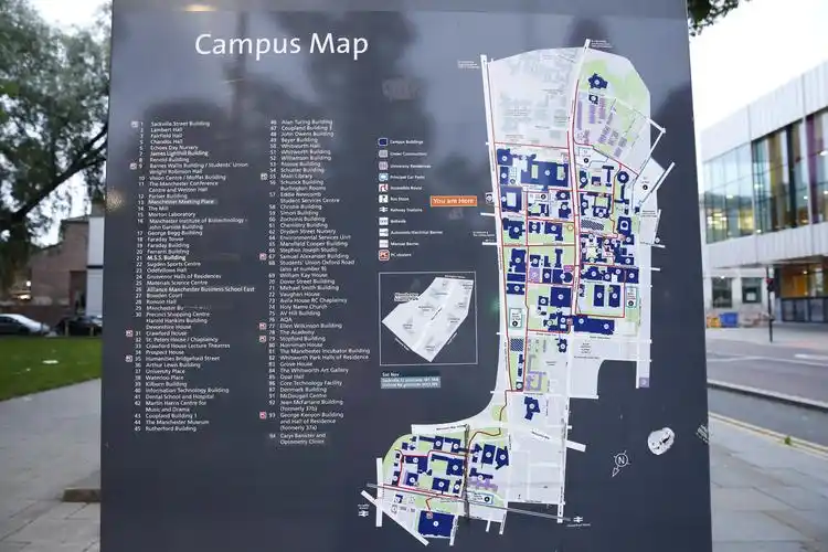 2022曼彻斯特大学游玩攻略,学校前的路只允许公交车和出.
