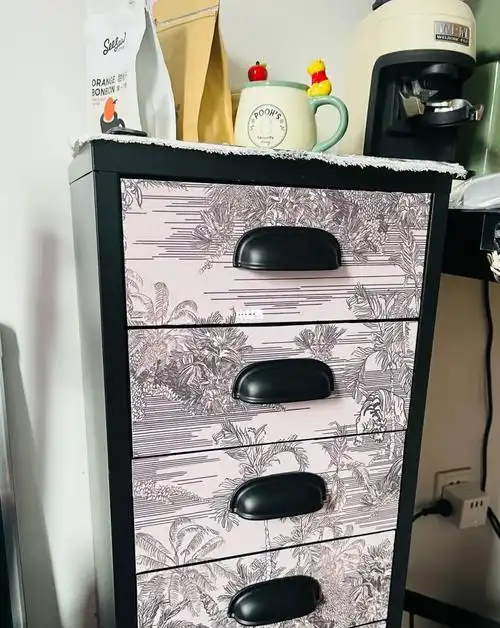 宜家六抽有点小,我买的八抽的把手和抽屉外面的贴纸是自己贴的组装的