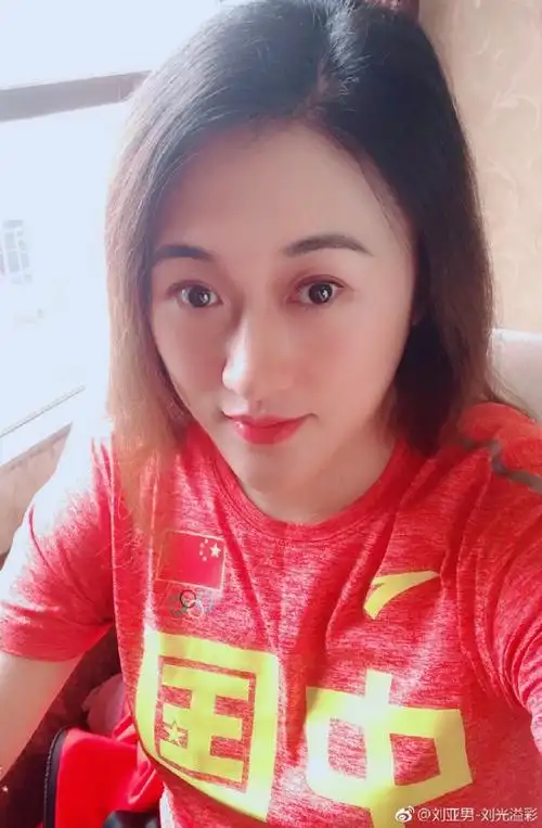 排球女神刘亚男晒近照,年近40少女感十足,与丈夫携手走过22年