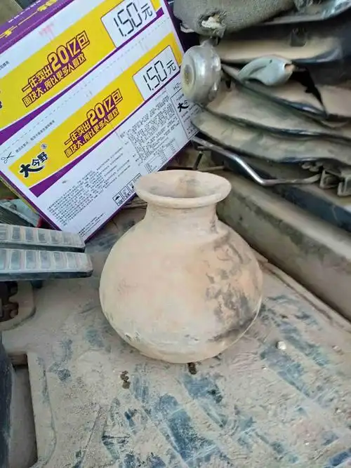 这个陪葬瓦罐是什么年代的,,值多少钱