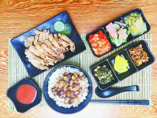 香酥烧肉便当,主食搭配卤肉饭.