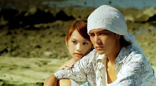 邱泽初出茅庐,与杨丞琳合作于《原味的夏天》,电视剧中的情感延伸到了