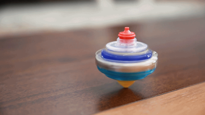 最后,我们干脆在地板上开启了两人陀螺赛,陀螺的尖端在地板表面高速