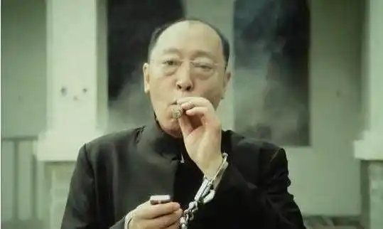 《战狼1》中倪大红出演的毒枭老大,一个抽烟的表情动作太牛了,仿佛