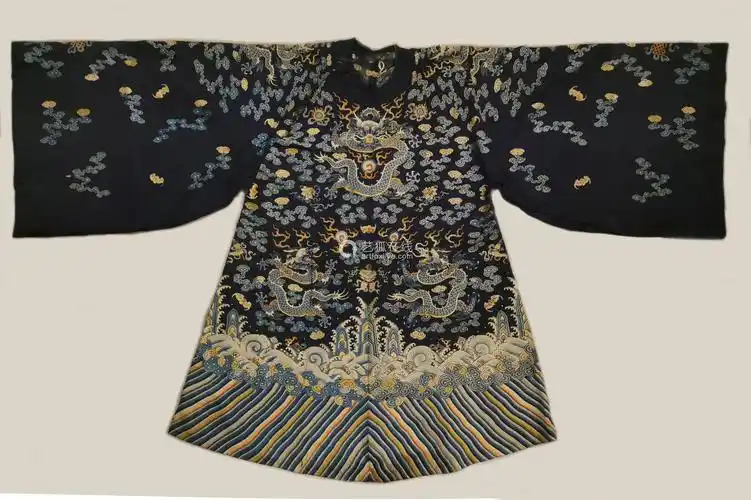 清刺绣黑地龙袍