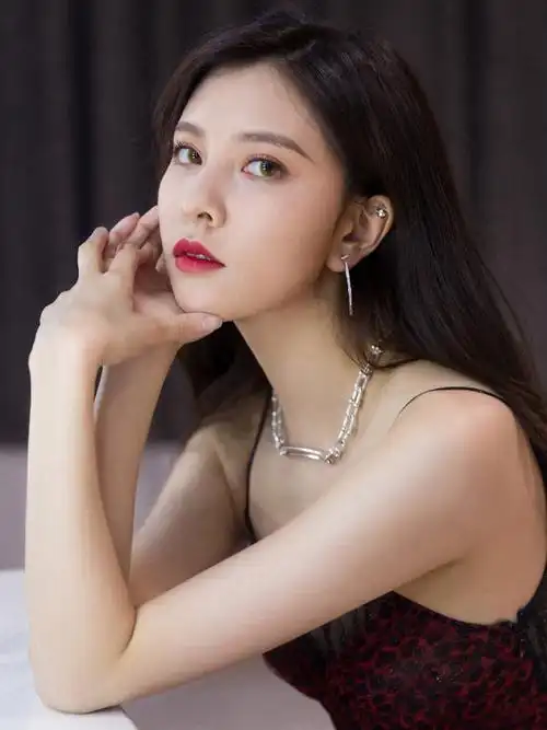 宋妍霏终于放开了穿豹纹吊带连衣裙性感又霸气