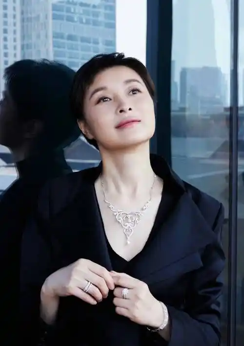 原创气质美人和性感美人的区别51岁吴越对比34岁于文文差别一目了然