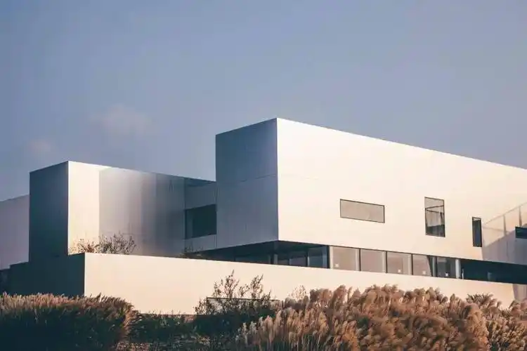 打开一个孕育 10 年的海边美术馆_西海岸