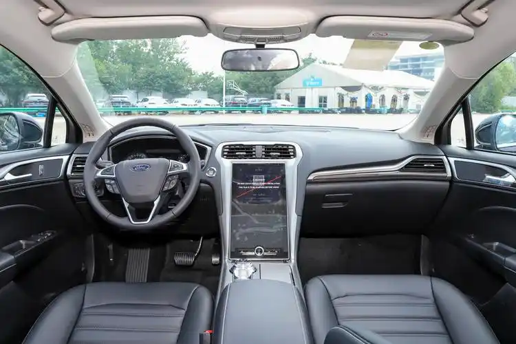 蒙迪欧active wagon和国产蒙迪欧没有太大区别,整体风格简约,中控台