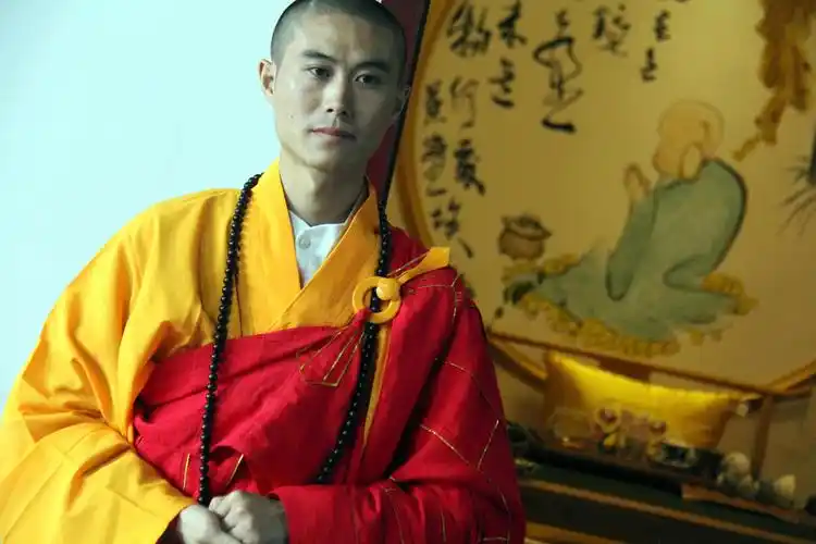 他,应该是安徽芜湖最年轻的住持和尚,这位长相英俊帅气的帅哥住持就是