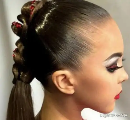 毕竟,拉丁舞不仅要求舞者有优美的身姿和动作,还要求有合适的服装和