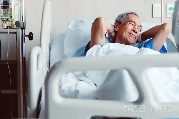 住院床上的老年患者