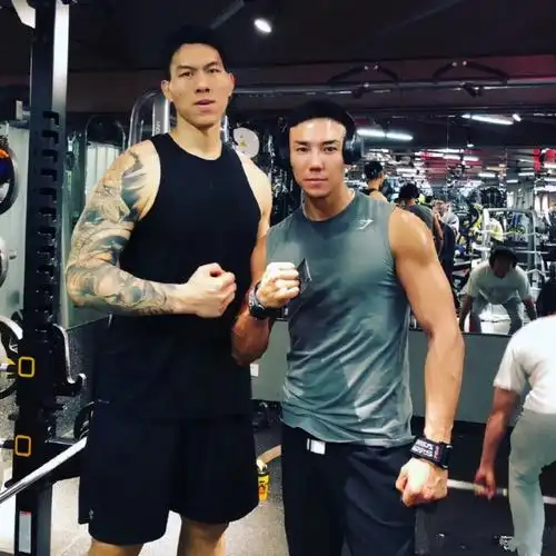 铁牛张鸿林无缘cba收入仍很棒女友颜值高站在他身边小鸟依人