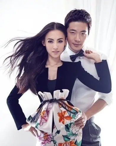 张柏芝出席弟弟张豪龙婚礼 礼服风向标艳压全场