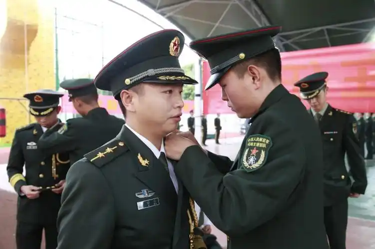荣耀加身,最美无鞭自奋起!——战略支援部队某部5名军官军衔晋升仪式_