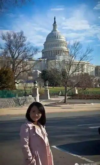 这位美女记者,就是凤凰卫视的王冰汝,她也是一位漂亮的四川妹子_冰汝