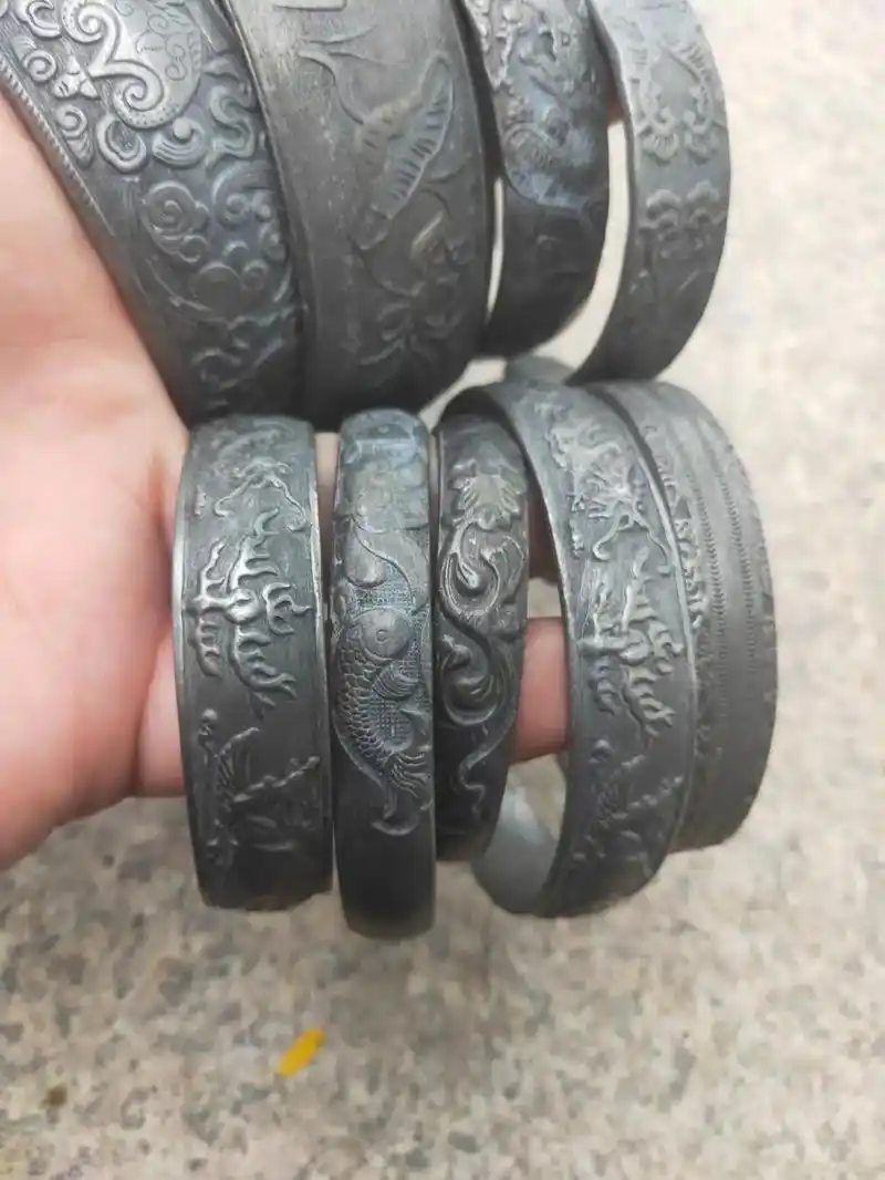 清代民国锡手镯9支,工艺精美,落款: 纹银,足银,899,大 - 抖音