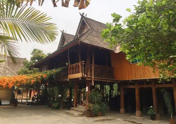 傣族竹楼的讲究:独栋河景别墅,木竹结构,能扛八级地震_城子村