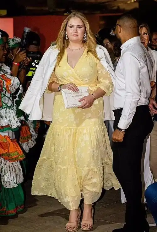 19岁荷兰胖公主穿裤装也好胖!体重180斤脸精致,她可是未来女王