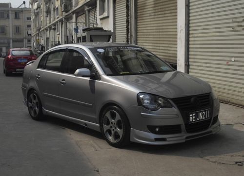 大众波罗劲取小包围改装 三厢polo劲情前后唇侧裙大尾翼加装