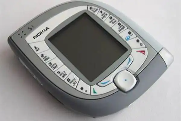 参考价格:278元诺基亚7600是外观奇葩的智能手机的代表者,它的外形