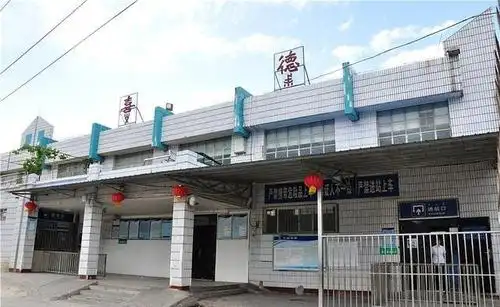 成昆铁路喜德站:一座铁路桥从县城上空跨过,火车天天来回穿梭