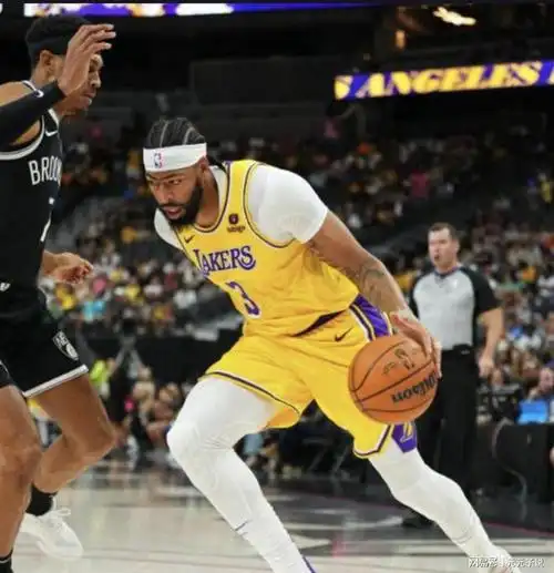 詹姆斯穿23号战袍首秀湖人戴维斯里夫斯发挥出色