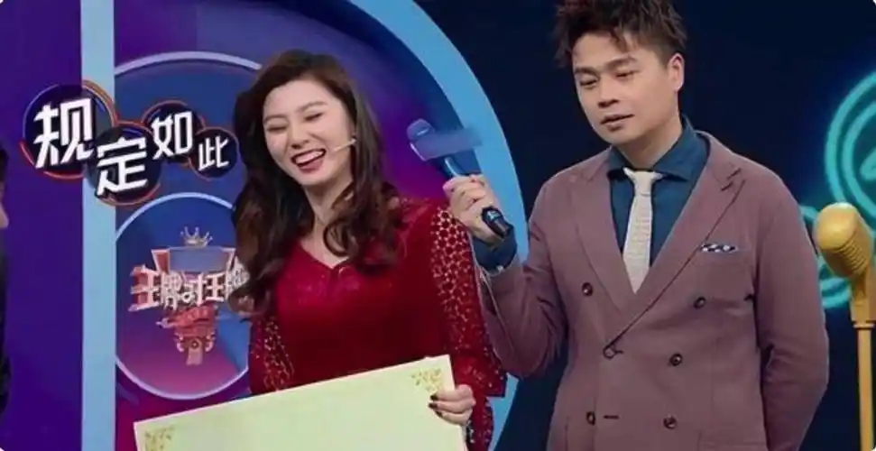 原创主持人沈涛携全家出行妻子侧颜撞脸许晴气质不输王牌女郎费费