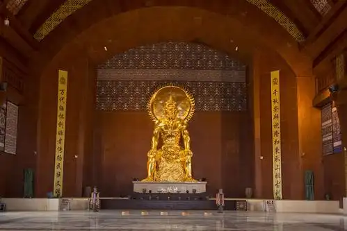 大殿中的黎祖铜像